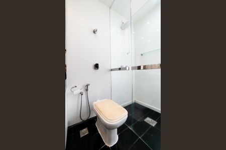 Casa de condomínio para alugar com 390m², 4 quartos e 4 vagas Casa de condomínio para alugar com 390m², 4 quartos e 4 vagasBanheiro Social