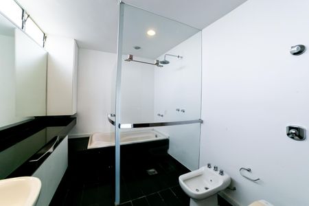 Casa de condomínio para alugar com 390m², 4 quartos e 4 vagas Casa de condomínio para alugar com 390m², 4 quartos e 4 vagasBanheiro da Suíte