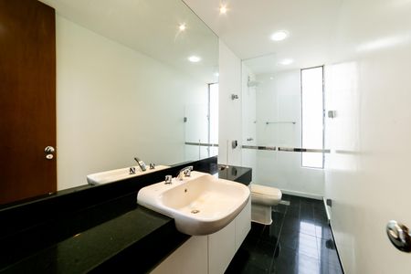 Casa de condomínio para alugar com 390m², 4 quartos e 4 vagas Casa de condomínio para alugar com 390m², 4 quartos e 4 vagasBanheiro Social