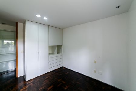 Casa de condomínio para alugar com 390m², 4 quartos e 4 vagas Casa de condomínio para alugar com 390m², 4 quartos e 4 vagasQuarto 3