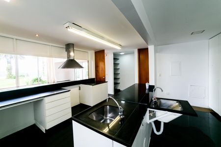 Casa de condomínio para alugar com 390m², 4 quartos e 4 vagas Casa de condomínio para alugar com 390m², 4 quartos e 4 vagasCozinha