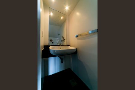 Casa de condomínio para alugar com 390m², 4 quartos e 4 vagas Casa de condomínio para alugar com 390m², 4 quartos e 4 vagasBanheiro Social