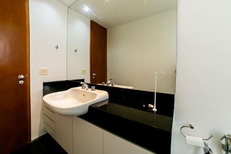 Casa de condomínio para alugar com 390m², 4 quartos e 4 vagas Casa de condomínio para alugar com 390m², 4 quartos e 4 vagasBanheiro Social