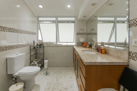 Casa à venda com 250m², 5 quartos e 3 vagasBanheiro da Suíte 1