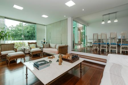 Casa à venda com 250m², 5 quartos e 3 vagasSala