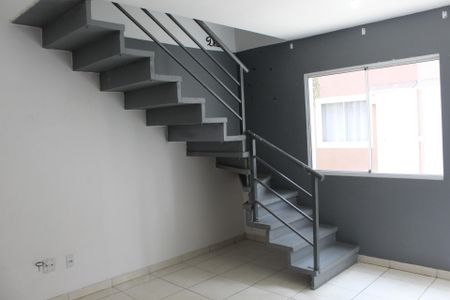 Sala de casa de condomínio para alugar com 2 quartos, 100m² em Parque Monjolo, Cotia