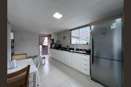 Casa à venda com 200m², 3 quartos e 1 vagaCozinha e Área de Serviço