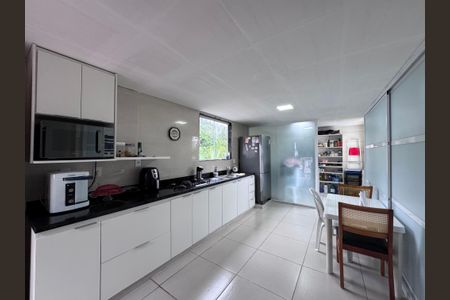 Casa à venda com 200m², 3 quartos e 1 vagaCozinha e Área de Serviço