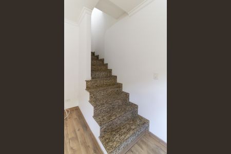 Casa de condomínio à venda com 75m², 2 quartos e 2 vagasEscada