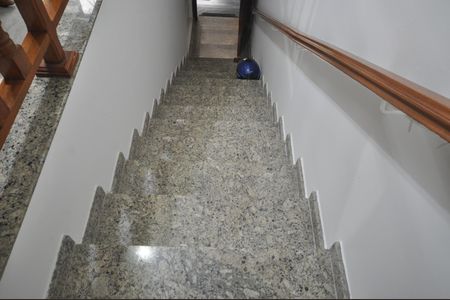 Casa à venda com 250m², 6 quartos e 2 vagasEscada