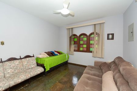 Casa à venda com 360m², 4 quartos e 5 vagasSALA