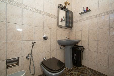 Casa à venda com 360m², 4 quartos e 5 vagasBANHEIRO2
