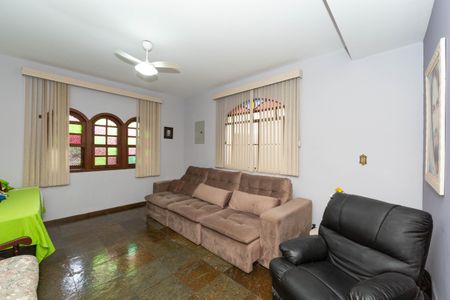 Casa à venda com 360m², 4 quartos e 5 vagasSALA