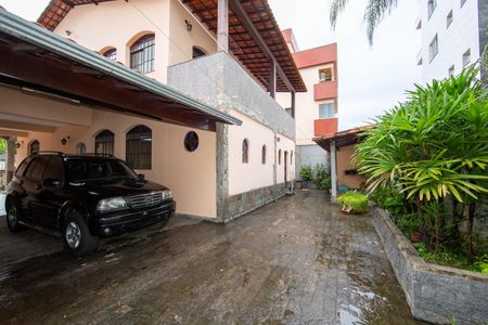 Casa à venda com 360m², 4 quartos e 5 vagasGARAGEM E AREA EXTERNA