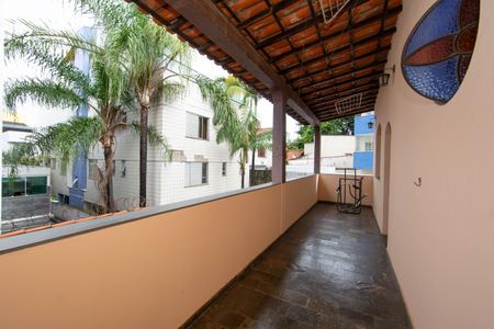 Casa à venda com 360m², 4 quartos e 5 vagasVARANDA