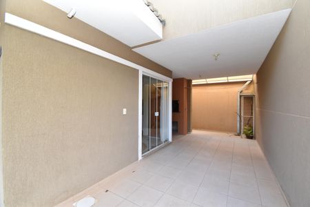 Casa de condomínio para alugar com 148m², 3 quartos e 2 vagasVaranda/Garagem