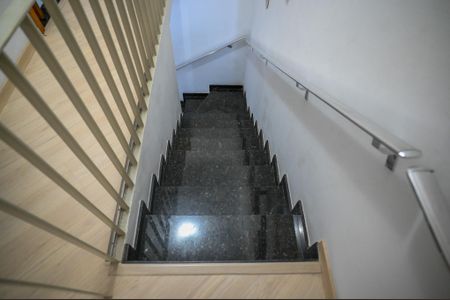 Casa à venda com 92m², 4 quartos e 2 vagasEscada