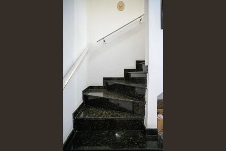 Casa à venda com 92m², 4 quartos e 2 vagasEscada