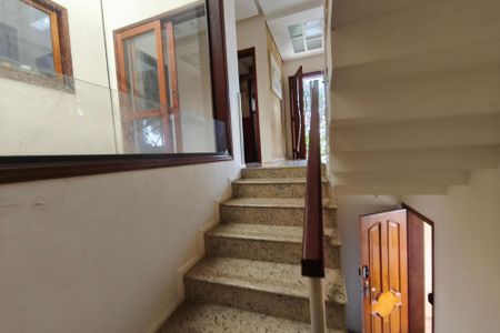 Casa de condomínio para alugar com 450m², 3 quartos e 3 vagas Casa de condomínio para alugar com 450m², 3 quartos e 3 vagasEscada - Quartos