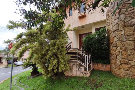 Casa de condomínio para alugar com 450m², 3 quartos e 3 vagas Casa de condomínio para alugar com 450m², 3 quartos e 3 vagasFachada