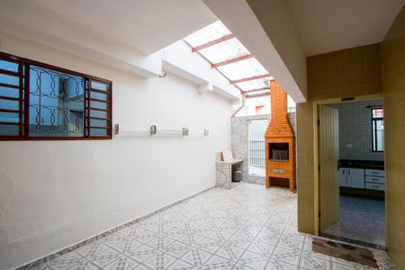 Casa para alugar com 276m², 4 quartos e 6 vagas Casa para alugar com 276m², 4 quartos e 6 vagasCasa 1 - Área de serviço