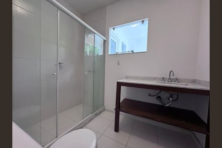 Casa de condomínio para alugar com 350m², 5 quartos e 2 vagasBanheiro Social