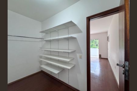 Casa de condomínio para alugar com 350m², 5 quartos e 2 vagasSuite 2 - Closet