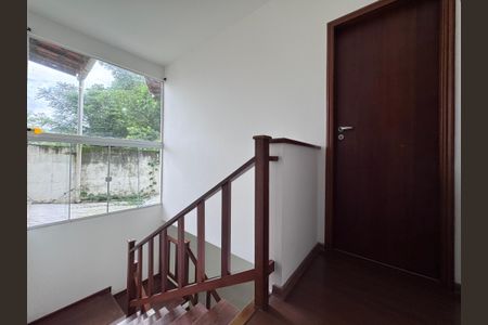 Casa de condomínio para alugar com 350m², 5 quartos e 2 vagasEscada