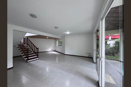 Casa de condomínio para alugar com 350m², 5 quartos e 2 vagasSala