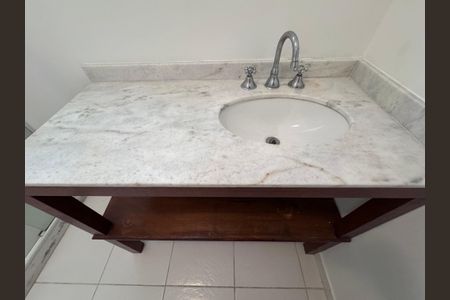 Casa de condomínio para alugar com 350m², 5 quartos e 2 vagasBanheiro Social