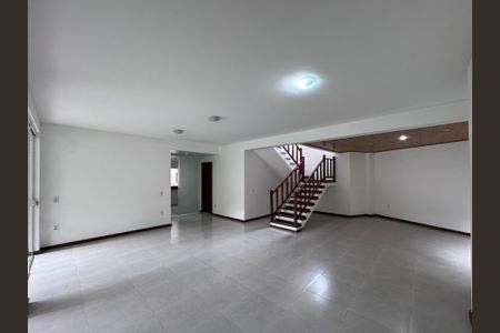 Casa de condomínio para alugar com 350m², 5 quartos e 2 vagasSala