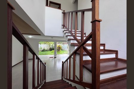 Casa de condomínio para alugar com 350m², 5 quartos e 2 vagasEscada