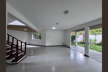 Casa de condomínio para alugar com 350m², 5 quartos e 2 vagasSala