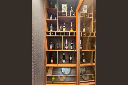 Apartamento à venda com 260m², 5 quartos e 3 vagas Apartamento à venda com 260m², 5 quartos e 3 vagasAdega