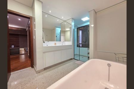 Apartamento à venda com 260m², 5 quartos e 3 vagas Apartamento à venda com 260m², 5 quartos e 3 vagasBanheiro da Suíte Master