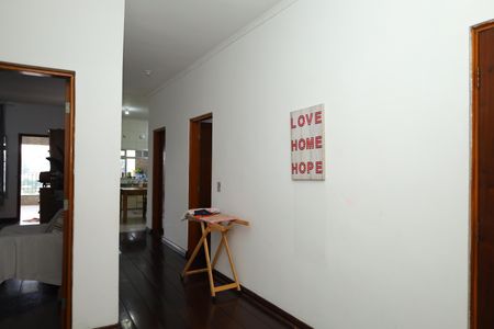 Casa à venda com 536m², 3 quartos e 7 vagasHall entre cômodos