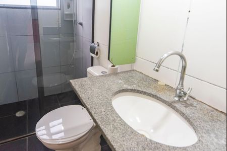 Banheiro de apartamento para alugar com 2 quartos, 48m² em Parque Sao Vicente, Santo André