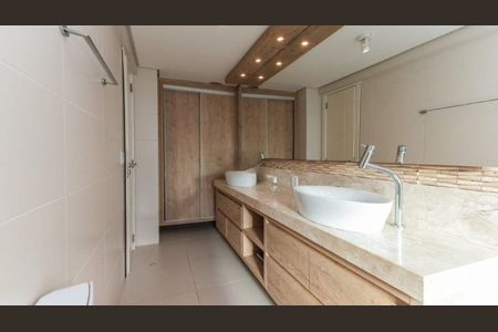 Apartamento para alugar com 197m², 3 quartos e 4 vagasBanheiro 1