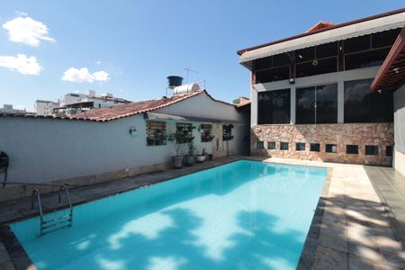 Casa à venda com 406m², 4 quartos e 3 vagasPiscina