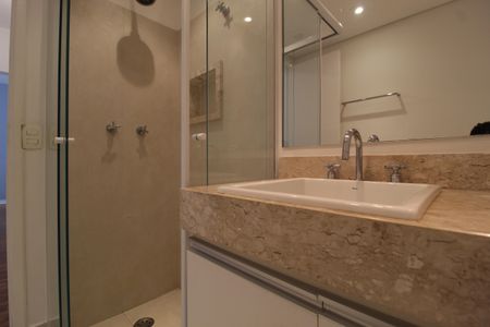 Banheiro de apartamento para alugar com 1 quarto, 45m² em Itaim Bibi, São Paulo