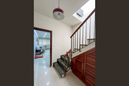 Casa à venda com 300m², 3 quartos e 2 vagasEscada