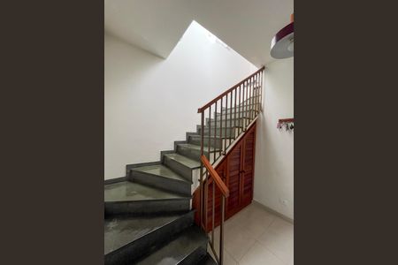 Casa à venda com 300m², 3 quartos e 2 vagasEscada