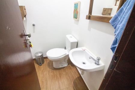 Casa à venda com 215m², 3 quartos e 3 vagas Casa à venda com 215m², 3 quartos e 3 vagasLavabo