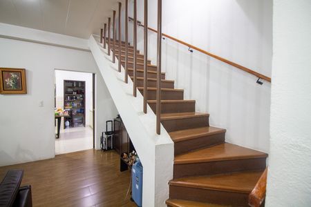 Casa à venda com 215m², 3 quartos e 3 vagas Casa à venda com 215m², 3 quartos e 3 vagasEscada