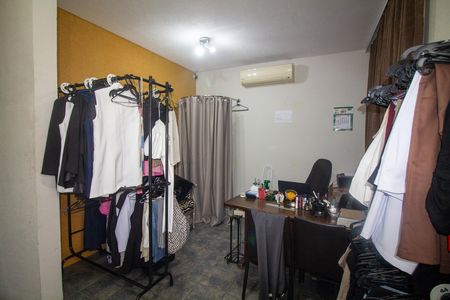Casa à venda com 215m², 3 quartos e 3 vagas Casa à venda com 215m², 3 quartos e 3 vagasEscritório