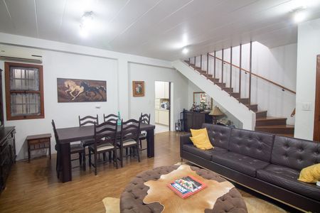 Casa à venda com 215m², 3 quartos e 3 vagas Casa à venda com 215m², 3 quartos e 3 vagasSala / Sala de Jantar