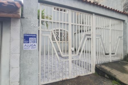 Casa para alugar com 90m², 2 quartos e 1 vagaFachada do imóvel com placa QuintoAndar