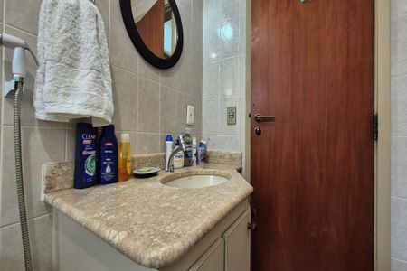 Banheiro de apartamento à venda com 1 quarto, 59m² em Centro, Campinas