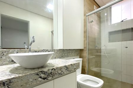 Banheiro de kitnet/studio para alugar com 1 quarto, 31m² em Paquetá, Belo Horizonte