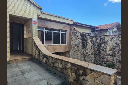 Casa à venda com 218m², 4 quartos e 5 vagas Casa à venda com 218m², 4 quartos e 5 vagasFrente entrada social e garagem